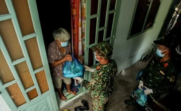 Quân đội hỗ trợ từng bó rau con cá để “không ai bị bỏ lại phía sau”