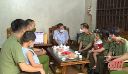Tặng quà con cán bộ chiến sỹ bị khuyết tật  nhân dịp Tết Trung thu