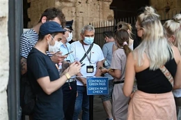 Italy tăng cường các biện pháp chống dịch dịp Lễ Giáng sinh và Năm mới