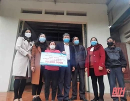 Trao kinh phí hỗ trợ các hộ xây mái ấm