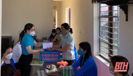 Xã Đông Tiến ra mắt mô hình “Từ thu gom phế liệu đến triệu phần quà san sẻ yêu thương” và trao hỗ trợ xây mái ấm cho hội viên nghèo