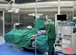 Tặng Bằng khen cho 10 cá nhân thuộc Bệnh viện Đa khoa tỉnh Thanh Hoá và Bệnh viện Hữu nghị Việt Đức