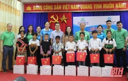 Trao kinh phí đỡ đầu và tặng quà cho trẻ mồ côi huyện Quan Sơn