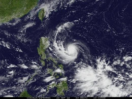 Bão Noru giật cấp 16 khi tiến vào gần bờ biển miền Trung