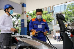 Giá xăng dầu có thể giảm tiếp hơn 2.000 đồng/lít