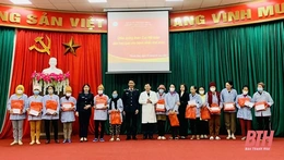 Cục Hải quan Thanh Hóa tặng quà bệnh nhân ung thư có hoàn cảnh khó khăn tại Bệnh viện Ung bướu Thanh Hóa 