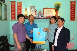 Tặng quà cho gia đình các liệt sĩ hy sinh tại đảo Gạc Ma