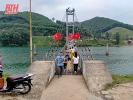 Khu du lịch bản Mạ thu hút đông du khách ngày nghỉ lễ