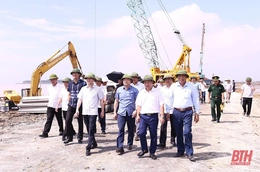 Chủ tịch UBND tỉnh Đỗ Minh Tuấn kiểm tra một số dự án xử lý khẩn cấp sự cố sạt lở đê và xâm thực bờ biển