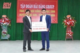Trao tặng học bổng và kinh phí mua sắm trang thiết bị giáo dục cho các nhà trường