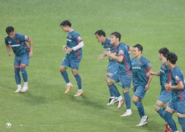 HLV Troussier bất ngờ gạch tên trò cưng khỏi tuyển Việt Nam; Chelsea và Man City chia điểm điên rồ với 8 bàn được ghi
