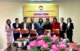 Trao cờ Tổ quốc cho ngư dân vươn khơi, bám biển