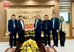 Phó Chủ tịch Thường trực UBND tỉnh Nguyễn Văn Thi thăm, tặng quà một số đơn vị ngành tài chính và y tế