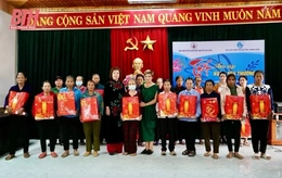 Liên hiệp Hội phụ nữ Việt Nam tại CHLB Đức trao quà cho hội viên, phụ nữ khó khăn huyện Yên Định