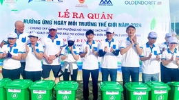 Nghi Sơn: Trao gần 400 thùng đựng rác nhằm bảo vệ môi trường
