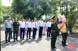 Phó Chủ tịch UBND tỉnh Lê Đức Giang viếng nghĩa trang liệt sĩ và thăm, tặng quà gia đình chính sách tại Hà Trung 