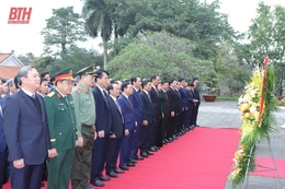 Đoàn đại biểu tỉnh Thanh Hóa dâng hoa, dâng hương Chủ tịch Hồ Chí Minh, Mẹ Việt Nam Anh hùng và các Anh hùng liệt sĩ nhân kỷ niệm 60 năm Hàm Rồng chiến thắng