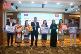 Gặp mặt, giao lưu với lưu học sinh Lào nhân dịp Tết cổ truyền Bunpimay