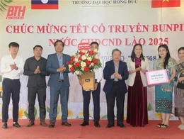 Trường ĐH Hồng Đức gặp mặt, giao lưu với lưu học sinh Lào nhân dịp Tết cổ truyền Bunpimay