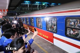 5 đoàn tàu đưa các quân nhân vào Nam hội tụ trong lễ diễu binh, diễu hành