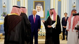 Sau hơn 100 ngày chật vật, Tổng thống Donald Trump “dội vốn” về Mỹ từ Vùng Vịnh