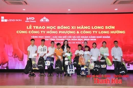Xi măng Long Sơn trao học bổng, tiếp sức học sinh nghèo đến trường