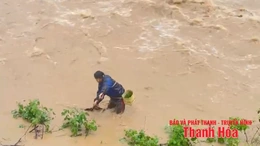 Một số người dân xã Yên Thắng bất chấp mưa lũ ra sông vớt cá