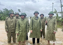 Phó Bí thư Thường trực Tỉnh ủy Nguyễn Hồng Phong kiểm tra các điểm đê xung yếu tại xã Triệu Sơn và Trung Chính