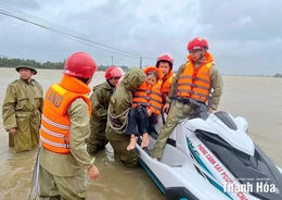 Ấm áp nghĩa tình lực lượng Công an trong mưa lũ
