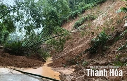 Mưa lớn gây sạt lở, ngập lụt nhiều tuyến giao thông