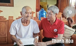 Hội Chữ thập đỏ tỉnh trao hỗ trợ cho gia đình nạn nhân bị thiệt mạng do bão số 10