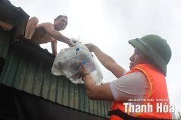 Hàng nghìn ngôi nhà ở phường Hàm Rồng ngập sâu trong nước