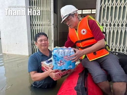 Kịp thời trao nhu yếu phẩm thiết yếu đến Nhân dân vùng lũ