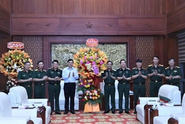 Chủ tịch UBND tỉnh Nguyễn Hoài Anh chúc mừng Bộ Tư lệnh Quân khu 4 nhân n gày truyền thống