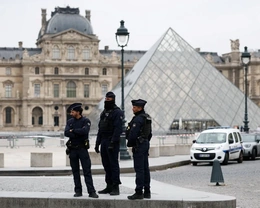 Pháp truy lùng 4 đối tượng lấy cắp nhiều báu vật Hoàng gia ở Bảo tàng Louvre