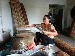 Người cao tuổi “giữ lửa” nghề truyền thống