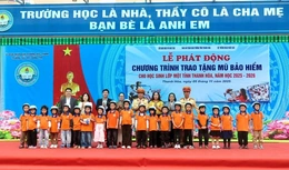 Trao tặng gần 70.000 mũ bảo hiểm cho học sinh lớp 1