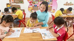 Cô giáo mầm non yêu nghề, mến trẻ