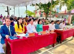 Cán bộ, Nhân dân tổ dân phố số 8, phường Bỉm Sơn chung vui Ngày hội Đại đoàn kết