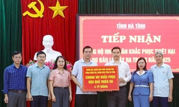 Phó Bí thư Thường trực Tỉnh ủy Nguyễn Hồng Phong thăm hỏi và trao nguồn lực hỗ trợ tỉnh Hà Tĩnh khắc phục hậu quả thiên tai