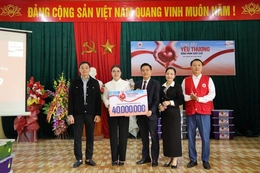 Trao 80 suất quà hỗ trợ người dân xã Cẩm Tú khắc phục hậu quả thiên tai