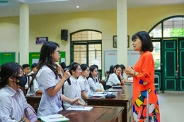 Bộ trưởng Bộ GD-ĐT thông tin lộ trình tăng phụ cấp ưu đãi của giáo viên