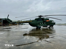 Máy bay Mi-17 mang theo 1,5 tấn lương thực, thực phẩm hỗ trợ nhân dân vùng lũ