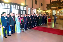 Đoàn đại biểu dự Đại hội MTTQ tỉnh Thanh Hóa lần thứ XVI dâng hương, báo công với Chủ tịch Hồ Chí Minh