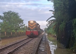 Đường sắt Bắc - Nam thông tuyến sau nhiều ngày tê liệt do mưa lũ