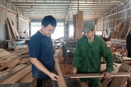 “Thắp lửa” nghề mộc truyền thống