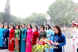 Đoàn đại biểu dự Đại hội phụ nữ tỉnh Thanh Hóa lần thứ XIX dâng hương, báo công Chủ tịch Hồ Chí Minh và các anh hùng liệt sỹ