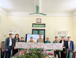 Đồng hành, bảo vệ và chia sẻ cùng người vay vốn Agribank