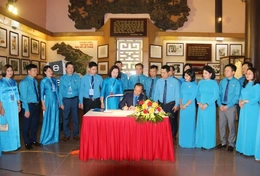 Đoàn đại biểu dự Đại hội Công đoàn tỉnh Thanh Hóa dâng hương báo công Chủ tịch Hồ Chí Minh