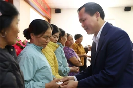 Trao tặng thẻ BHYT - Hành trình chia sẻ yêu thương,&nbsp;lan tỏa giá trị nhân văn